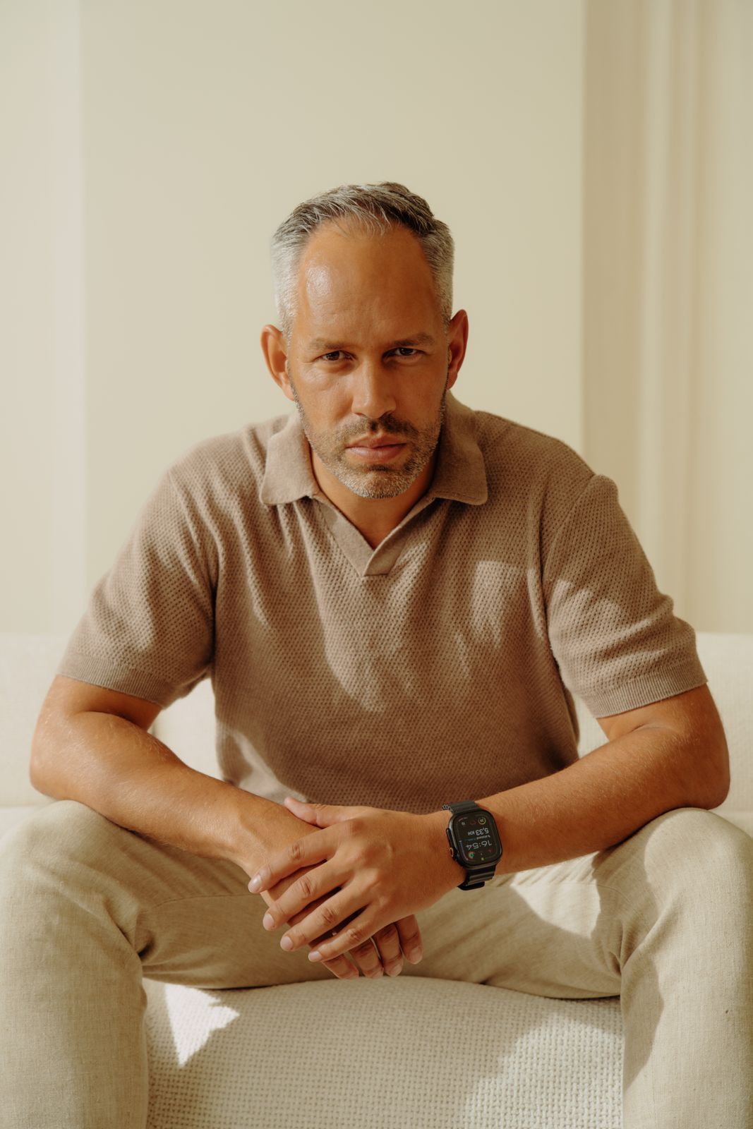 Portret van David Chitoe, integratief coach en therapeut in opleiding, in zijn praktijk in Utrecht