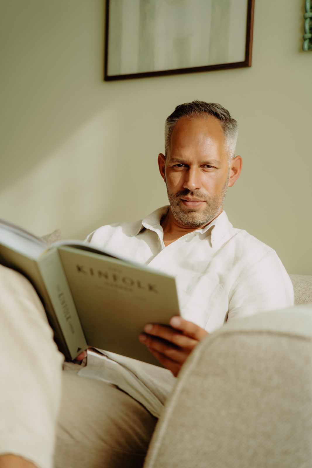 David Chitoe leest een boek in een rustig moment van bezinning